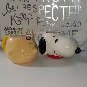 2 PEANUTS MUGS ( SNOOPY AND CHARLIE BROWN)